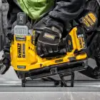 Kit DeWALT - Pregadora Betão S/Escovas + 50 Pregos DCN890P2 DCN8901020